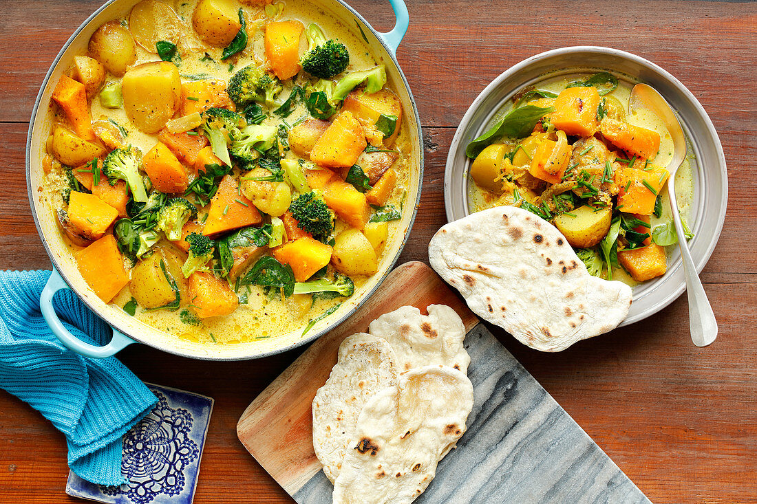 Vegetarian curry with potaoes, pumpkin and broccoli