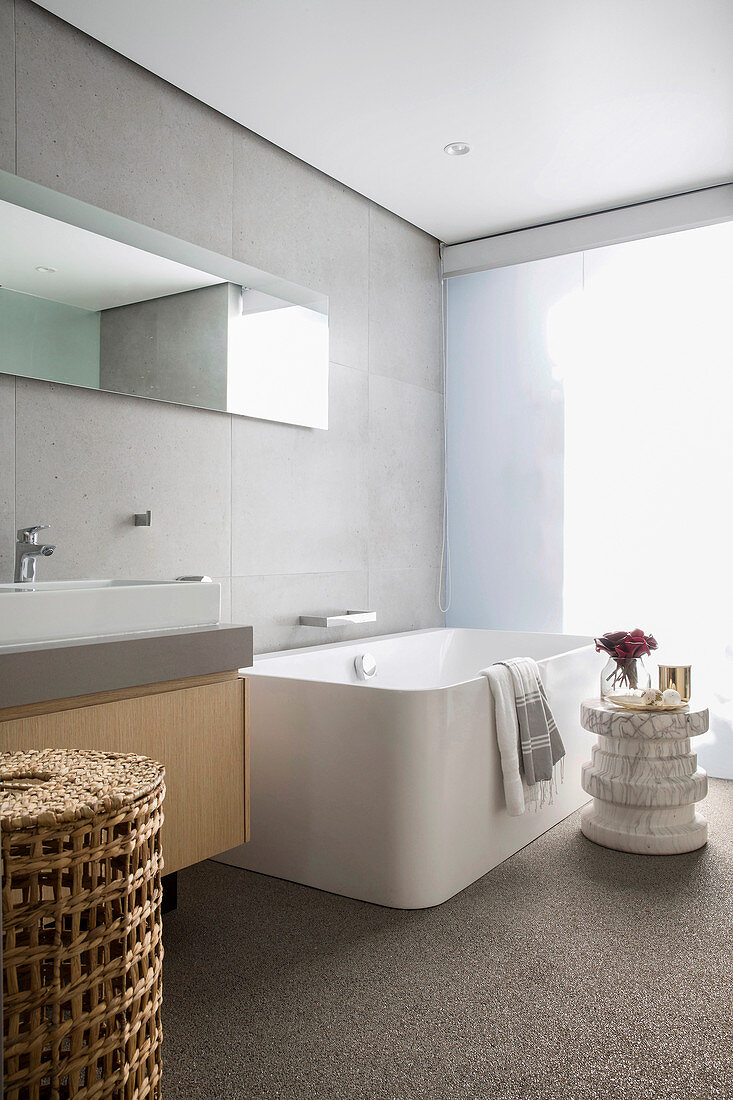 Modernes minimalistisches Bad mit großer Badewanne