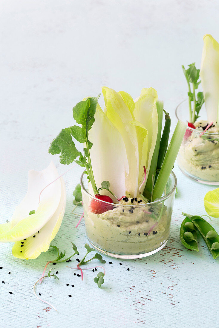 Crudites with hummus in jars (vegan)