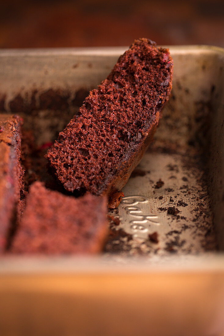 Stücke von Schokoladenkuchen in Backform