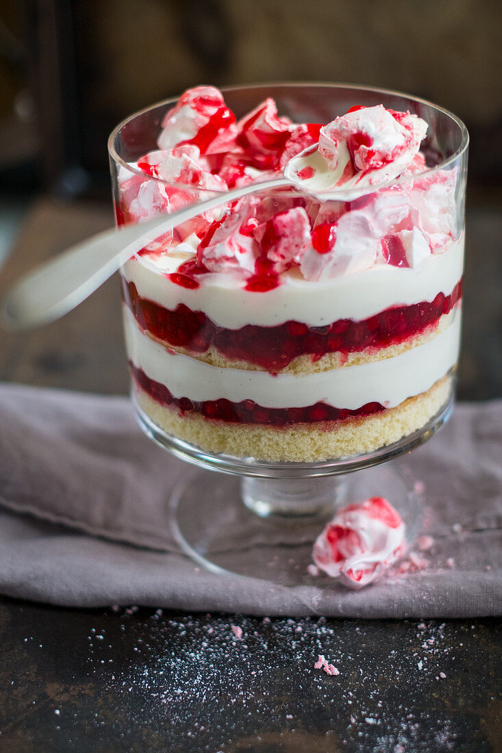 Trifle mit Preiselbeeren und Baiser