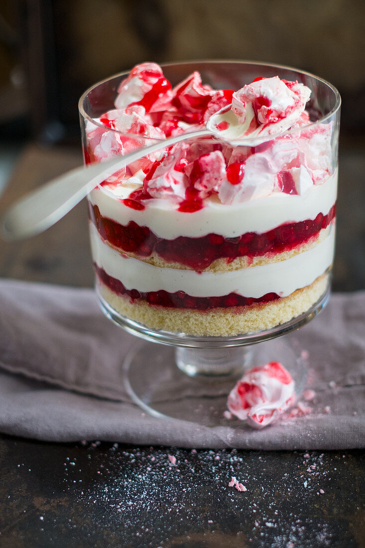 Trifle with cranberries and meringue