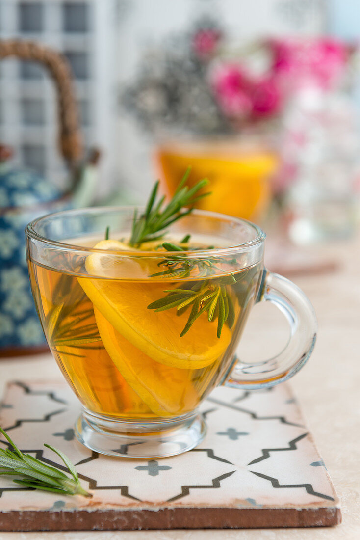 Zitronen-Rosmarin-Tee in Glastasse