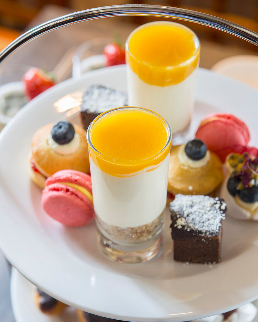 Petit Fours, Macarons und Schichtdesserts zur Teatime auf Etagere