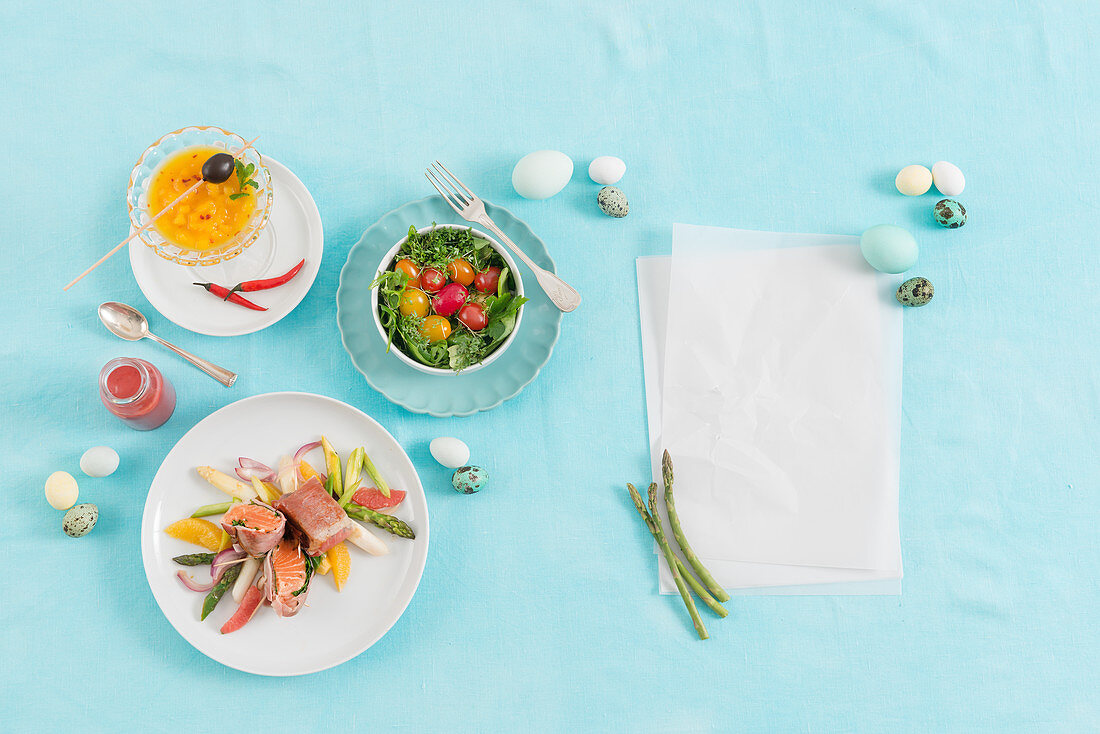 Dreigängiges Ostermenü mit Lachs im Speckmantel, Mango-Martini und Salat mit Kirschtomaten