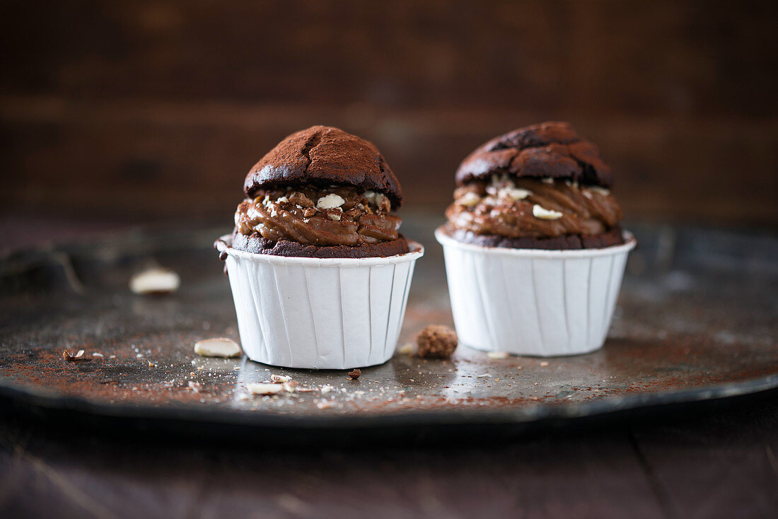 Vegane Schokoladencupcakes mit Kaffeecreme und gebrannten Mandeln