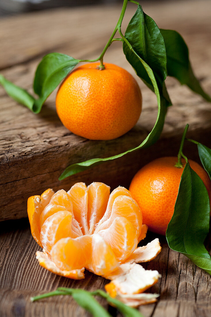 Organic mandarins, whole and peeled