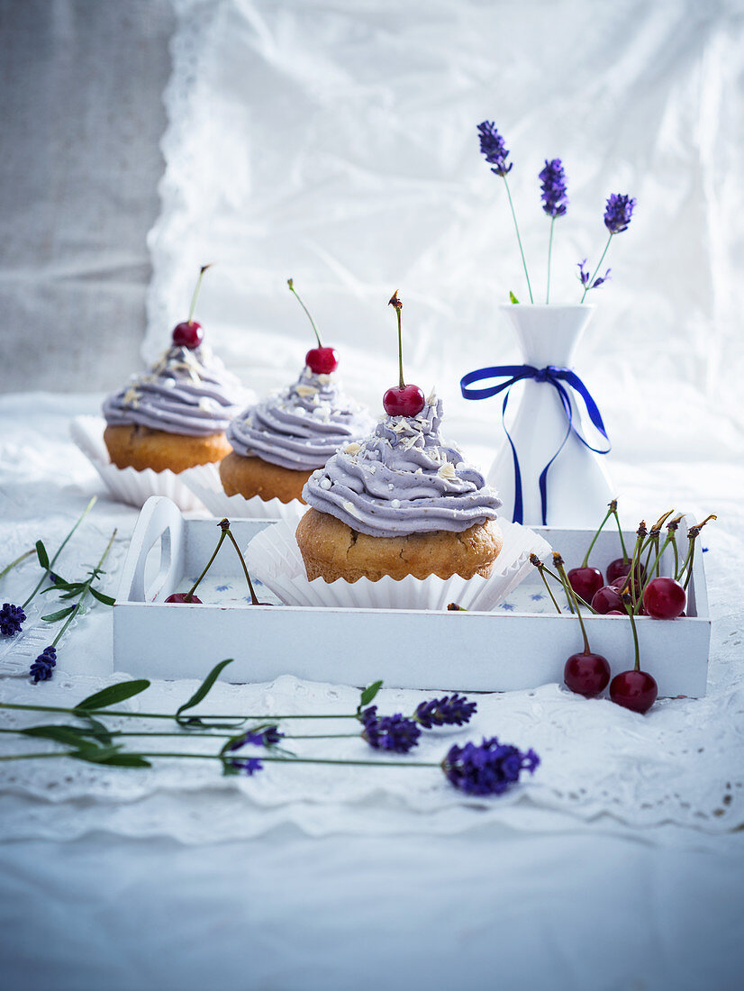 Vegane Sauerkirsch-Cupcakes mit Lavendelcreme