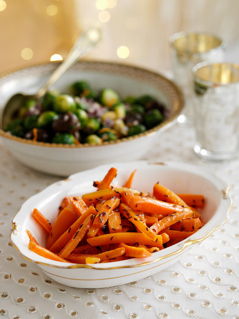 Weihnachtliche Gemüsebeilagen: Rosenkohl mit Maroni und Honig-Karotten
