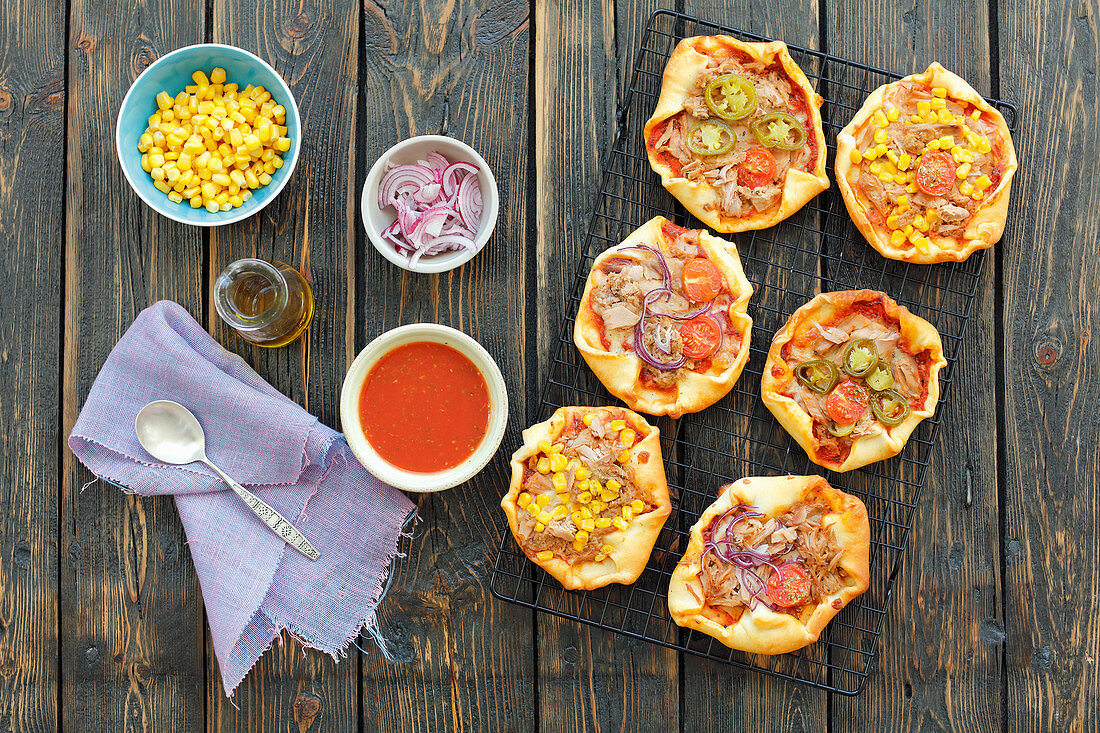 Mini pizzas with tuna