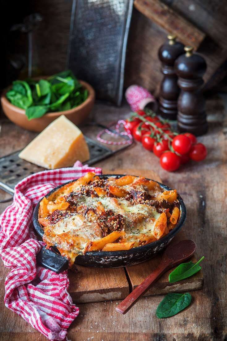 Gratinated penne with goat's meat