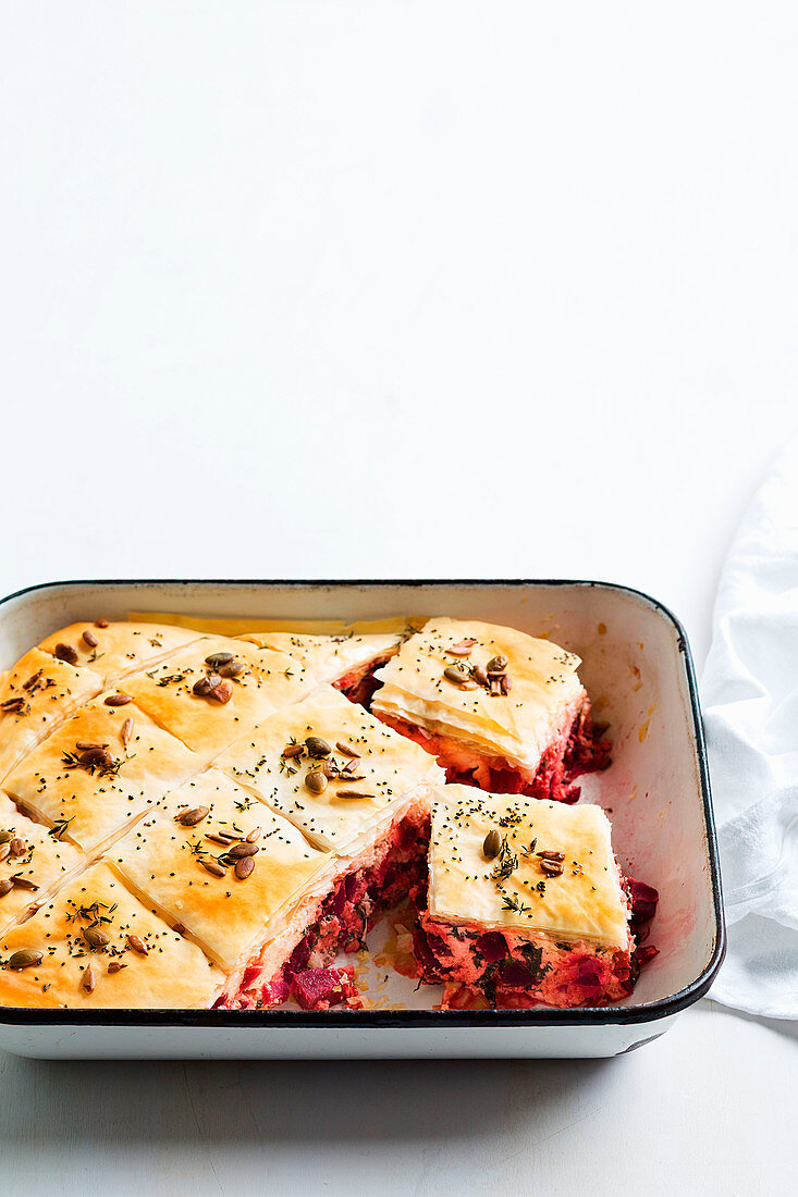 Rote-Bete-Spanakopita: Filoteigpastete mit Rote-Bete-Füllung