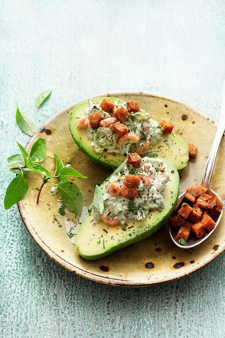 Avocadobowl mit Krabben und Wasabijoghurt