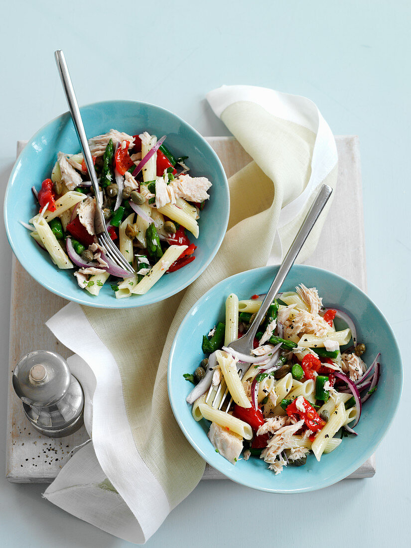 Warmer Pastasalat mit Thunfisch, Paprika, Spargel und Zitrone