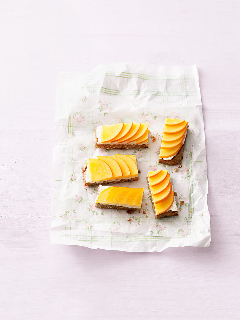 Amaranth bars with cream cheese and peaches