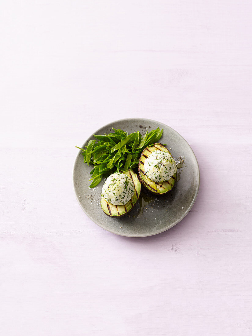 Gebratene Avocado mit Couscous-Ziegenkäse-Füllung