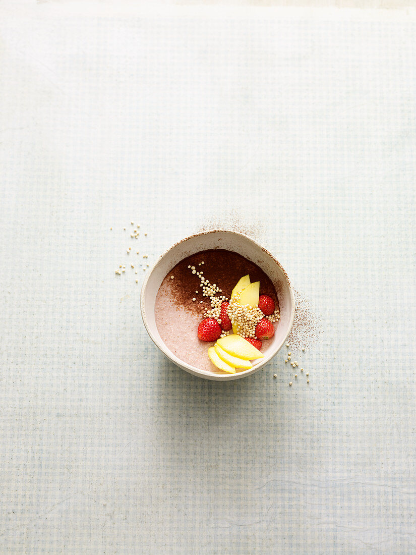 Vegane Quinoa-Bowl mit Erdbeeren und Mango