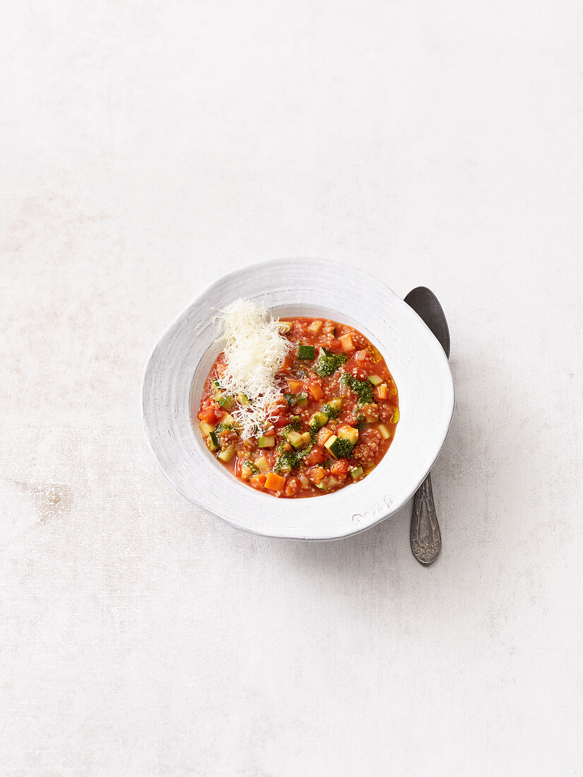 Quinoa-Minestrone mit Zucchini und Pesto