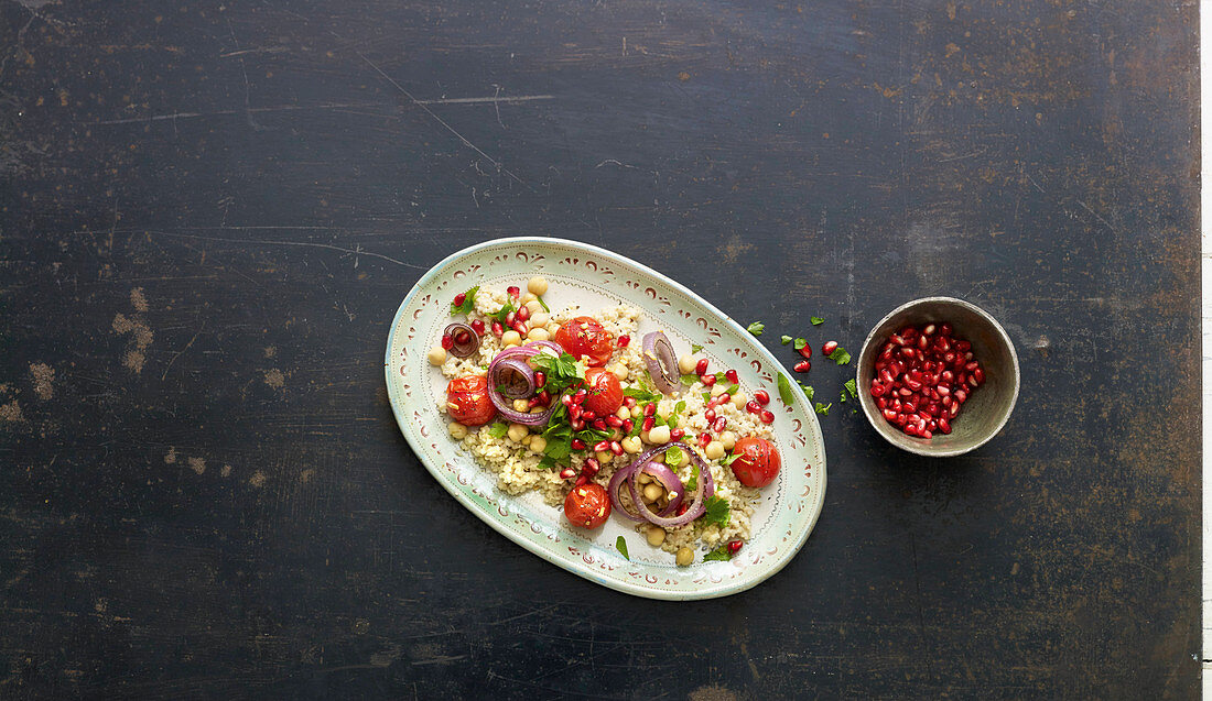 Bulgursalat mit Kichererbsen und Auberginen-Granatapfelcreme