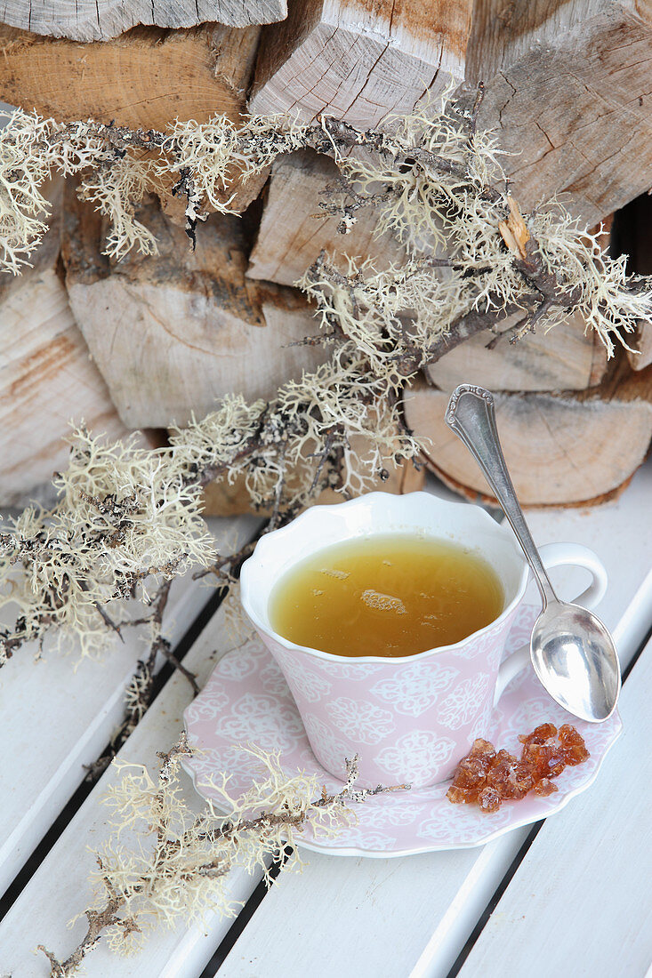 Eine Tasse Sencha-Tee mit Kandiszucker