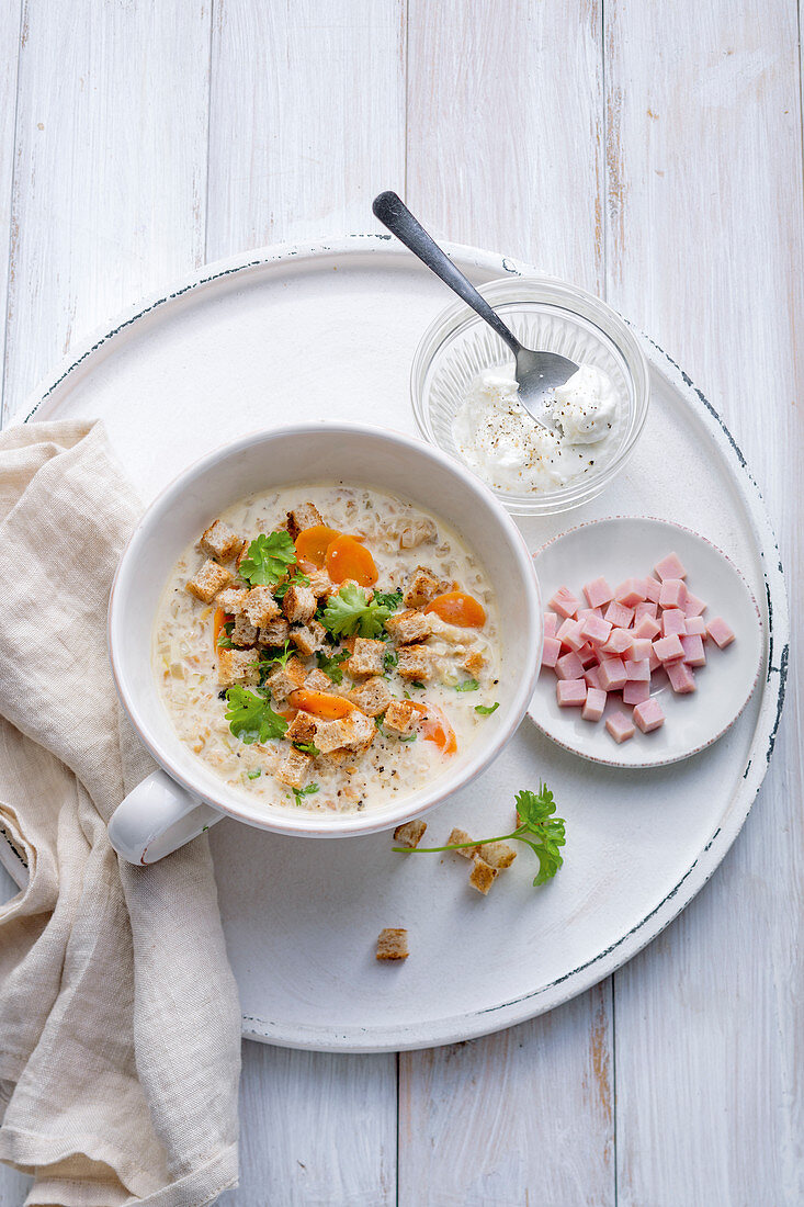 Spelt soup with croutons and ham