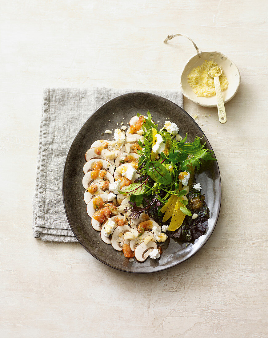 Champignon-Carpaccio mit Macadamia und Ziegenfrischkäse