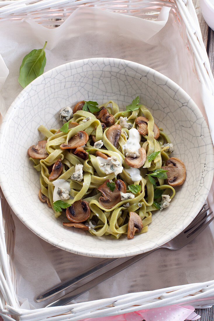 Spinach tagliatelle with mushrooms nad blue cheese