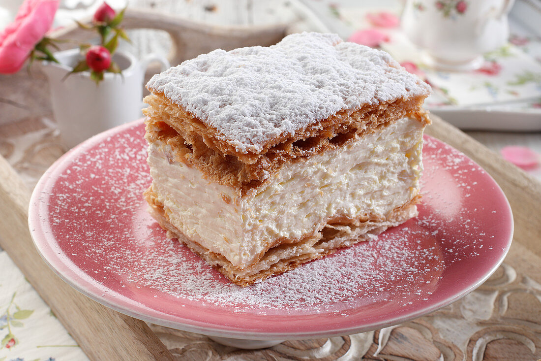 Blätterteigschnitte mit Vanillecreme und Puderzucker