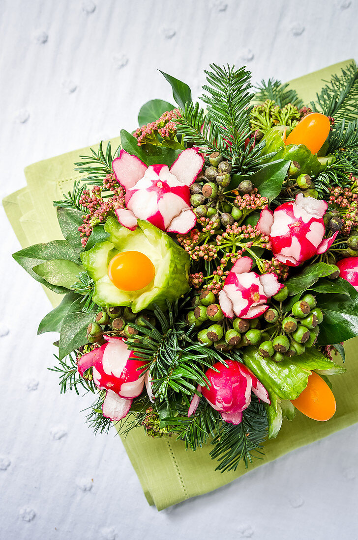 Bouquet von Salat, Gurken, Kirschtomaten und Radieschen auf einer grünen Serviette