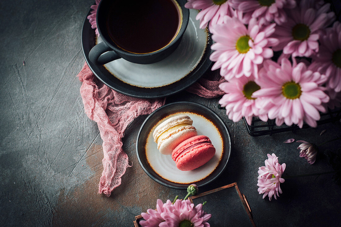 Macarons, Kaffee und Blumen