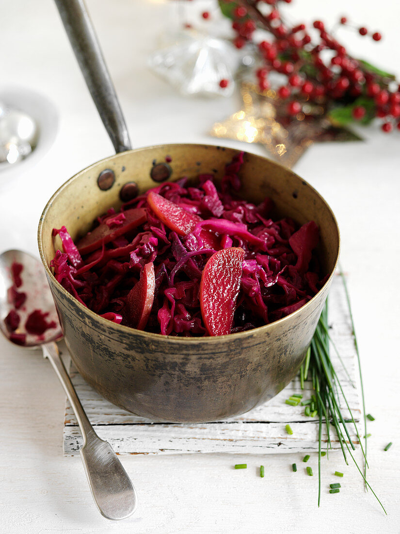 Rotkraut mit Äpfeln in Stieltopf