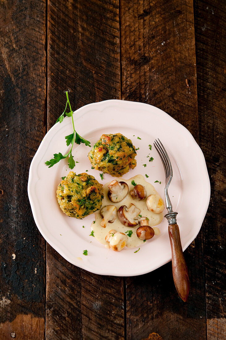 Petersilien-Semmelknödel mit Schwammerlsauce