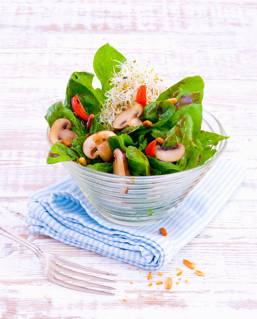 Spinach salad with mushrooms and beansprouts