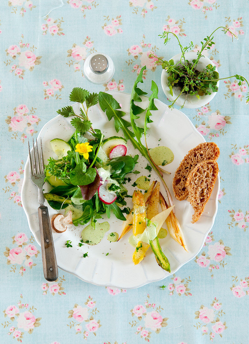 Wildkräuter-Spargel-Salat