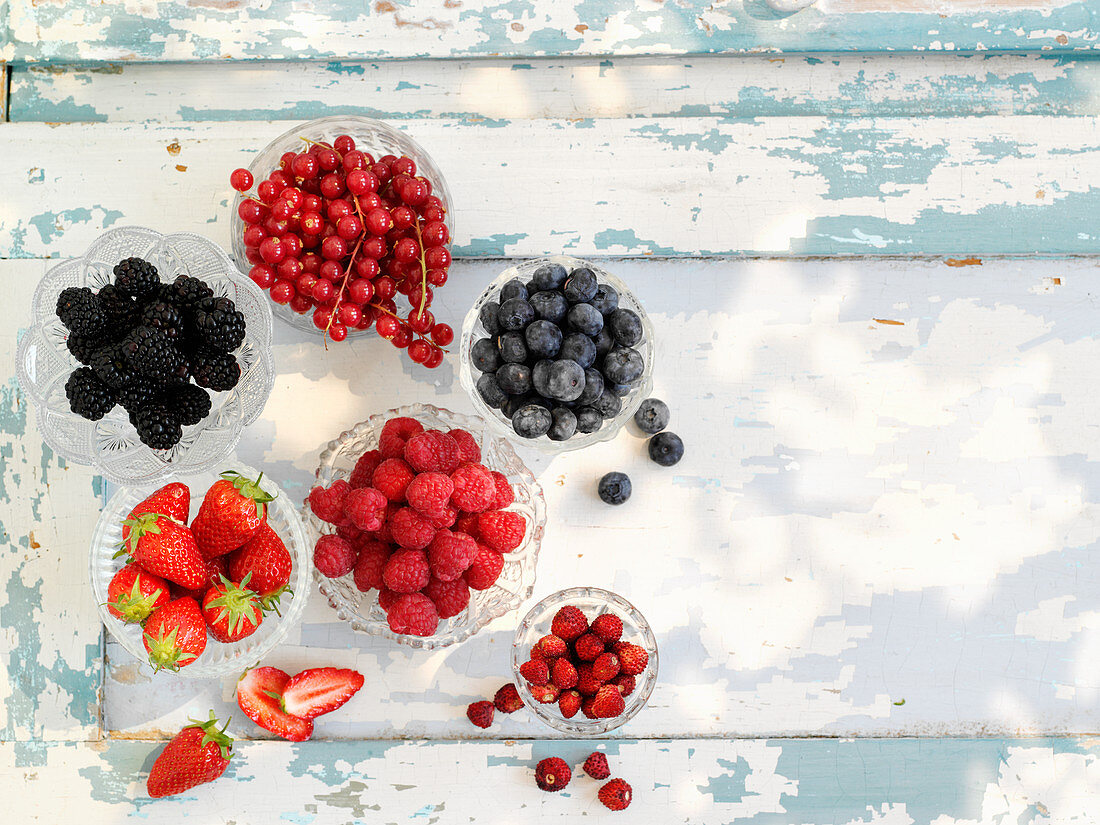 Verschiedene Beeren in Kristallschalen