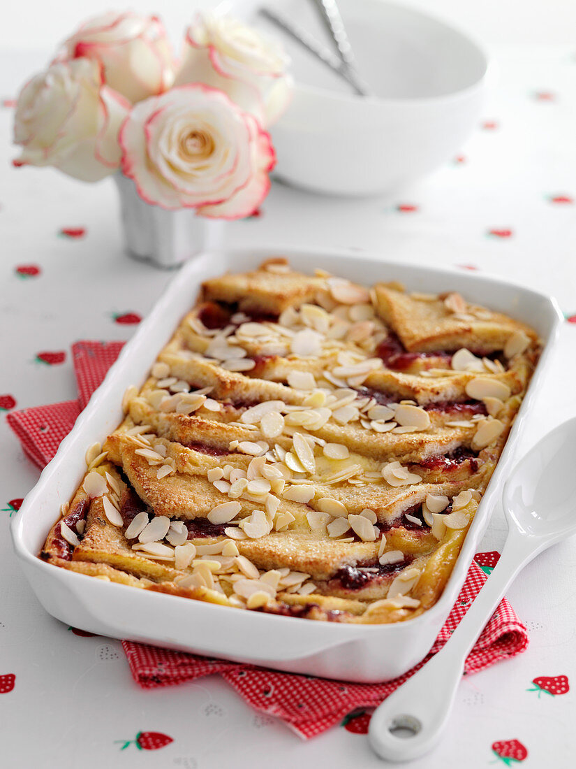 Bread And Butter Pudding mit Mandelblättchen (England)