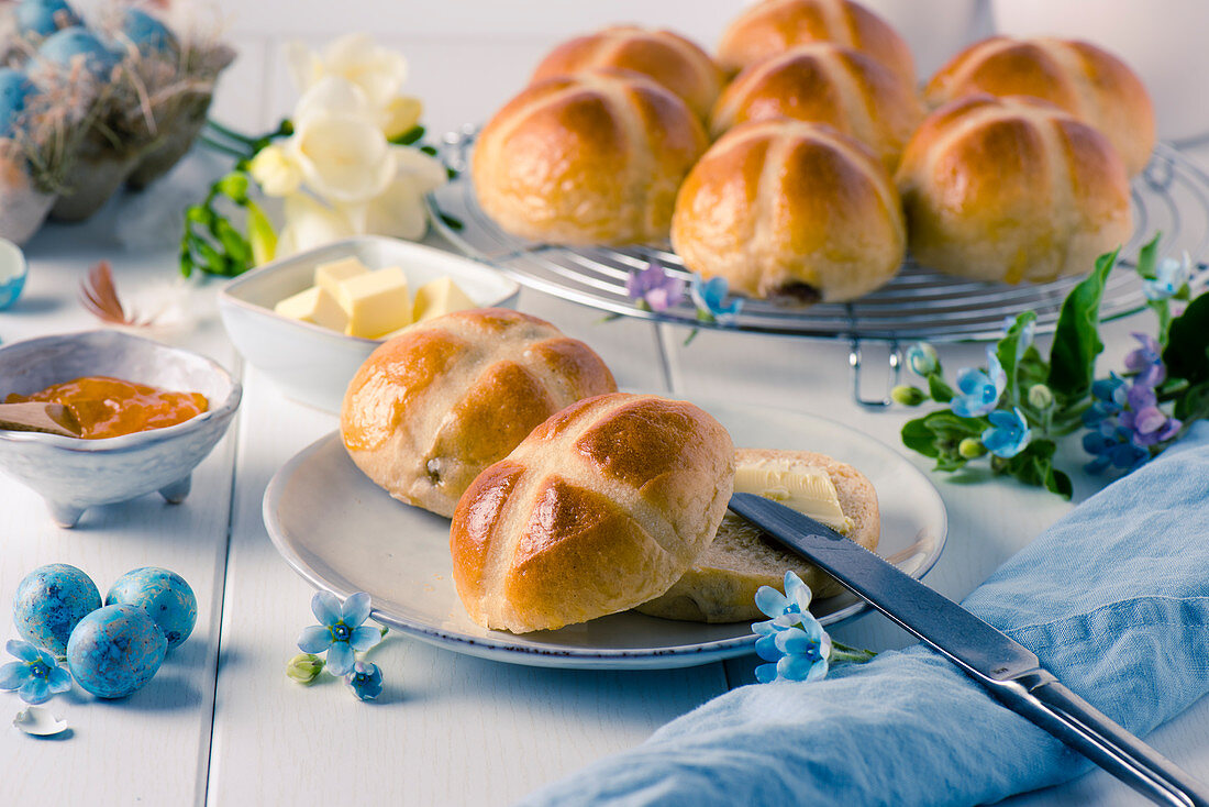 Englische Hot Cross Buns mit Butter und Marmelade zu Ostern