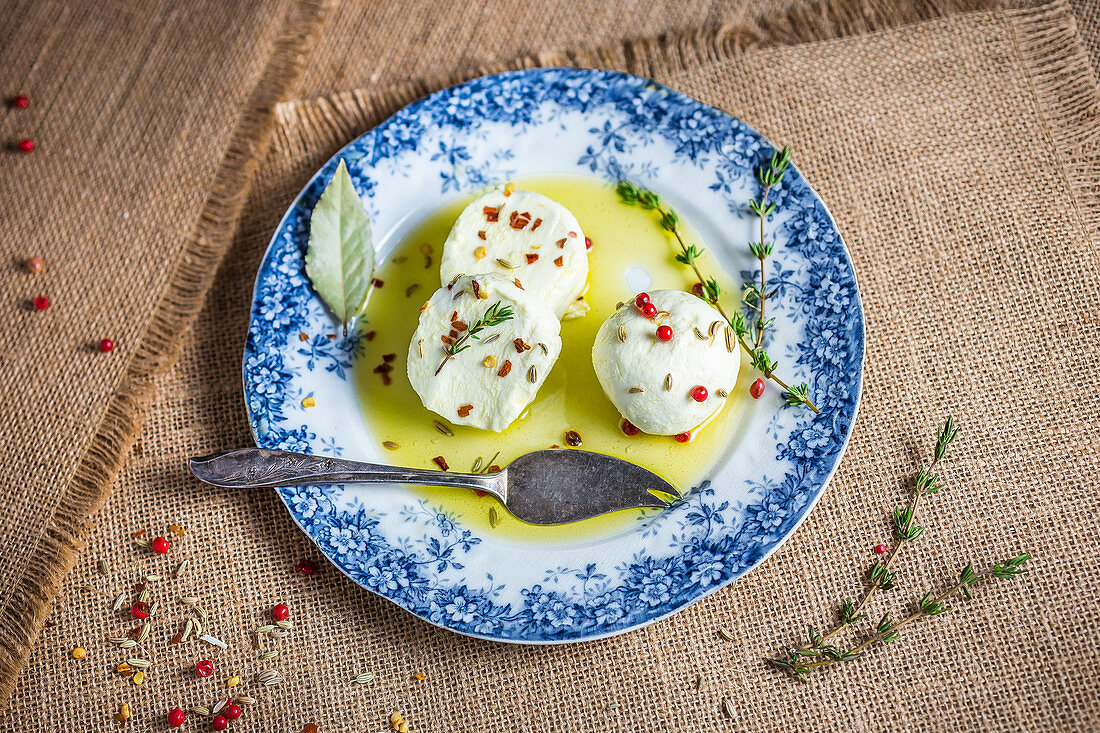 Marinierter Ziegenkäse