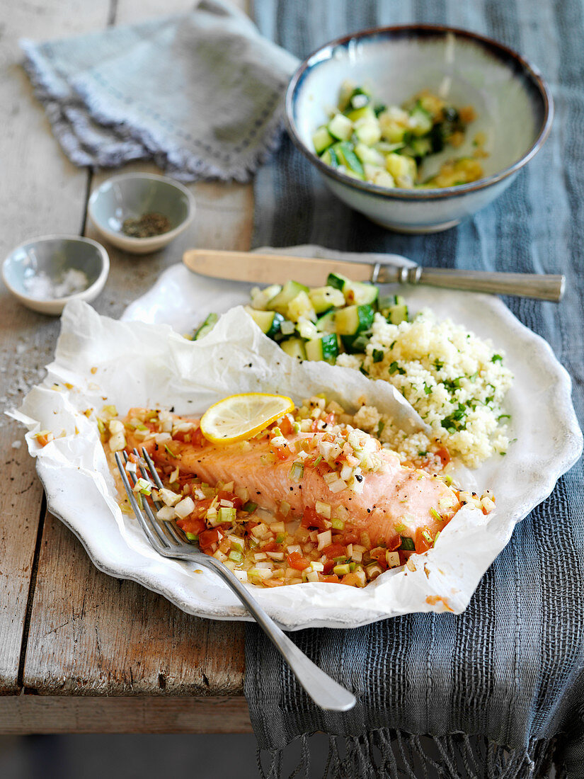 Salmon in parchment paper with fennel, tomatoes and leeks