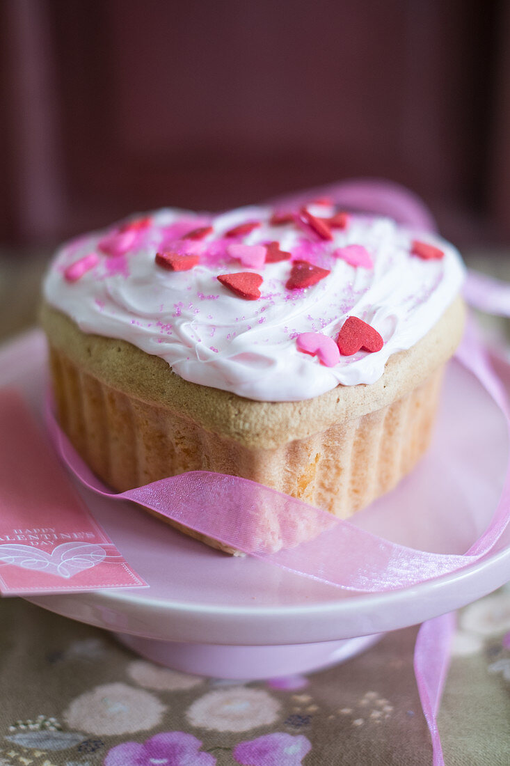 Herzförmiger Minikuchen mit Zuckerherzen