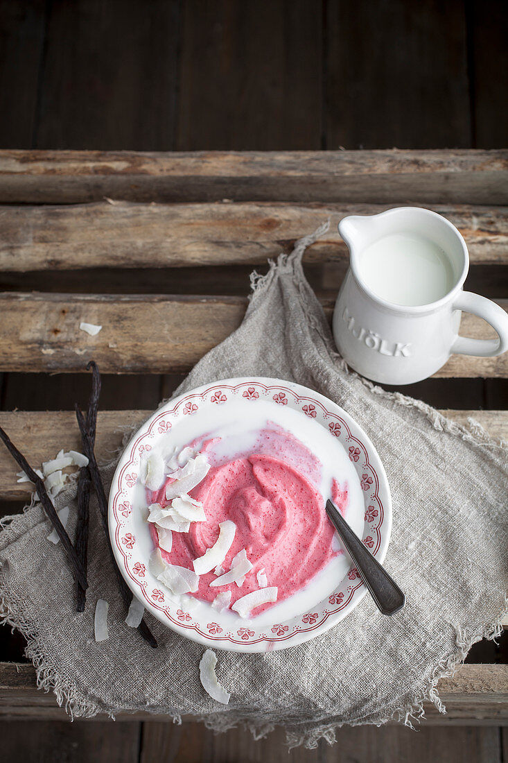 Preiselbeer-Porridge mit Kokos und Milch