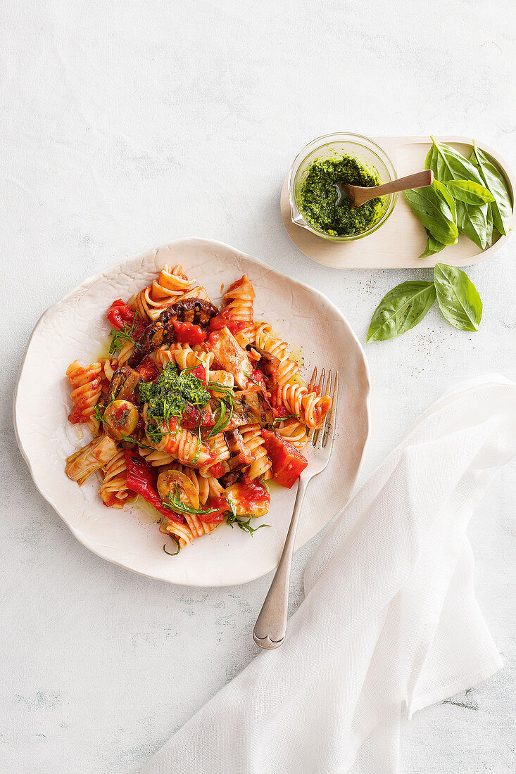 Girandole mit Grillgemüse, Tomatensauce und Pesto