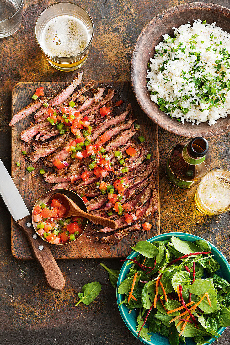 Rindersteak südamerikanische Art mit Salsa Criolla und grünem Salat