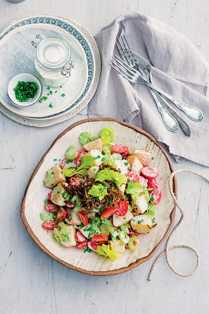 Garam Masala-Kartoffelsalat mit Tomaten und Koriander