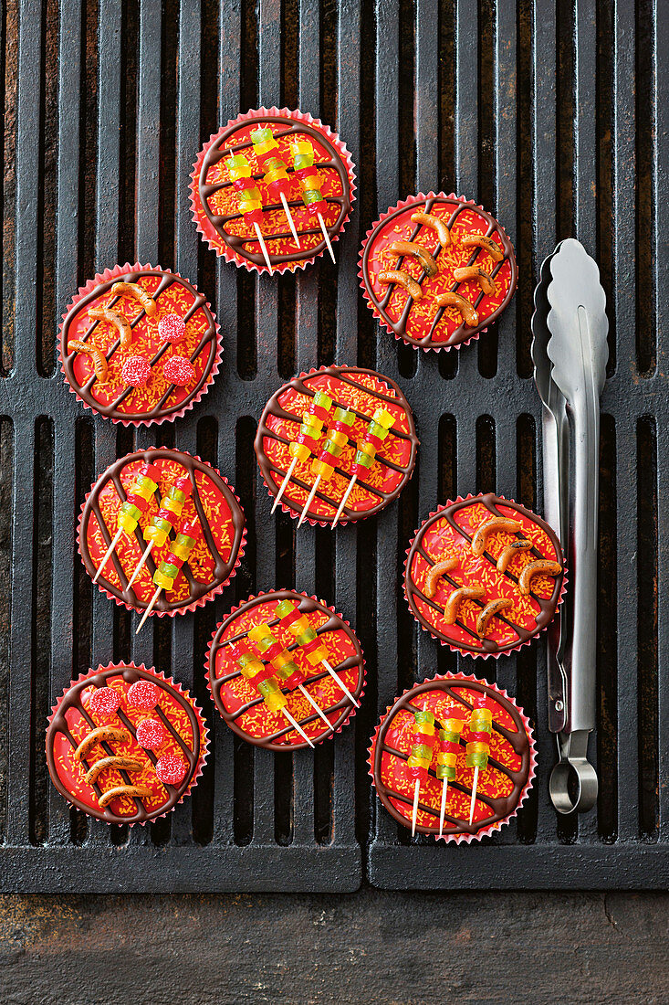 Cupcakes mit Schoko-Grillrost und Gummibonbon-Spießchen für die Grillparty