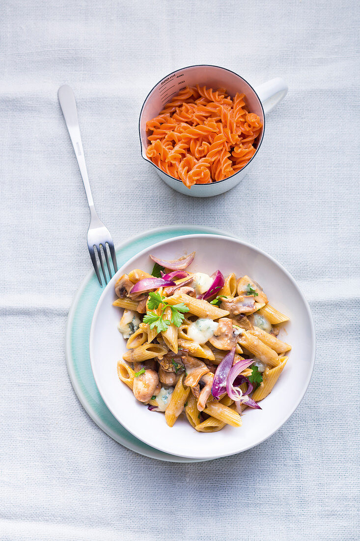 Penne in Zwiebelrahm mit Gorgonzola und Pilzen