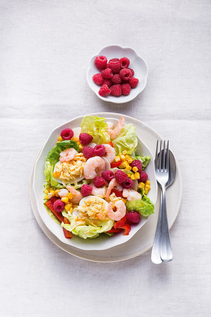 Schlankmacher-Salat mit gefülltem Ei und Garnelen