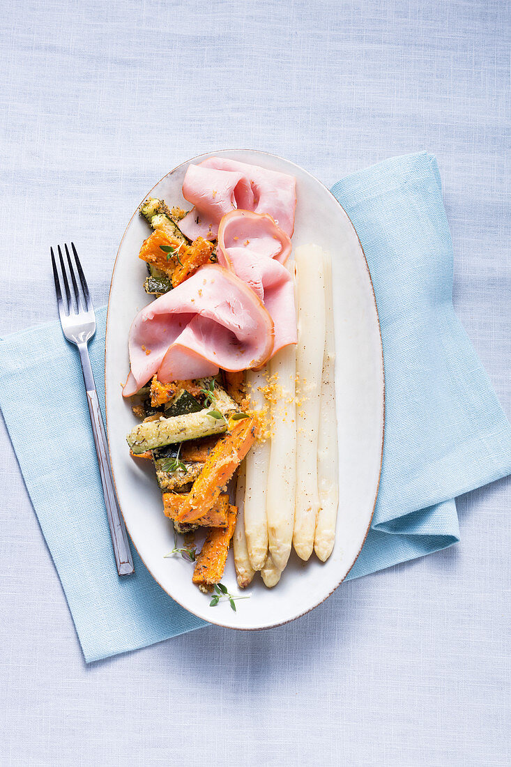 Spargel mit Süßkartoffeln, Zucchini und gekochtem Schinken