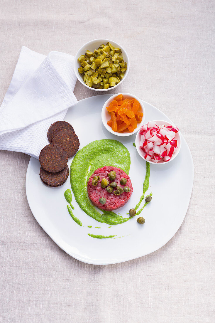 Fine tartare on parsley cream