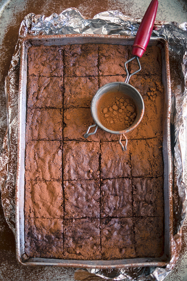 Brownies in Backform mit Kakaopulver
